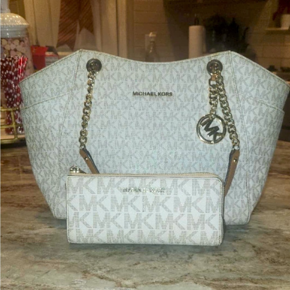 Micheal Kors signature bag and wallet - Picture 1 of 6